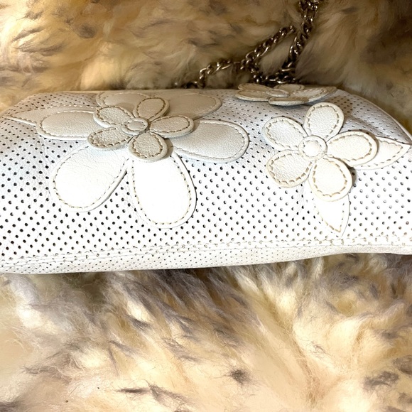 Isabella Fiore Small baby soft white clutch with 3-3D flower’s on the front 🌸 - Picture 9 of 11